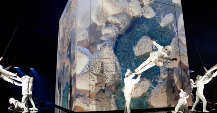 The Cube performance in Cirque DU Soleil